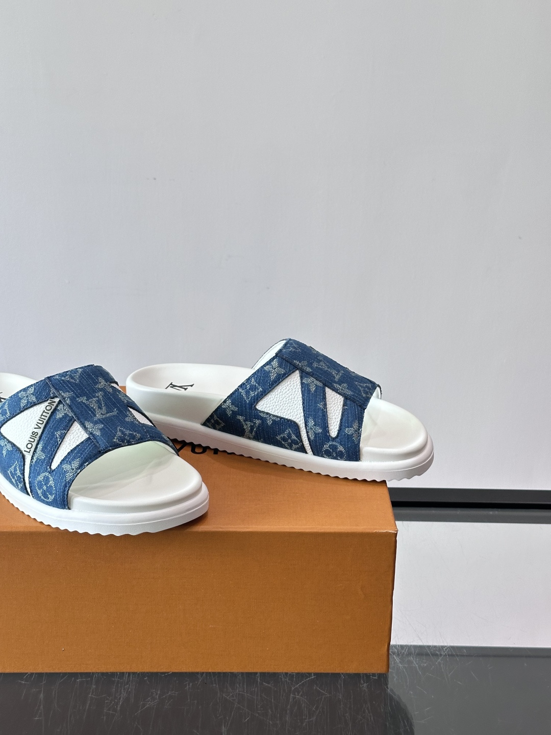💙LV 拖鞋采用经典Monogram丹宁布+橡胶鞋底,简约又有辨识度✨。开放式鞋面设计,夏天穿超透气,轻 💙LV 拖鞋采用经典Monogram丹宁布+橡胶鞋底,简约又有辨识度✨。开放式鞋面设计,夏天穿超透气,轻