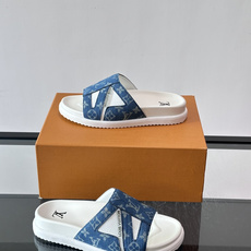 💙LV 拖鞋采用经典Monogram丹宁布+橡胶鞋底,简约又有辨识度✨。开放式鞋面设计,夏天穿超透气,轻 💙LV 拖鞋采用经典Monogram丹宁布+橡胶鞋底,简约又有辨识度✨。开放式鞋面设计,夏天穿超透气,轻