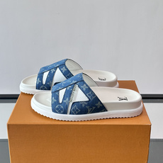💙LV 拖鞋采用经典Monogram丹宁布+橡胶鞋底,简约又有辨识度✨。开放式鞋面设计,夏天穿超透气,轻 💙LV 拖鞋采用经典Monogram丹宁布+橡胶鞋底,简约又有辨识度✨。开放式鞋面设计,夏天穿超透气,轻