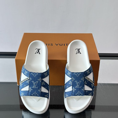 💙LV 拖鞋采用经典Monogram丹宁布+橡胶鞋底,简约又有辨识度✨。开放式鞋面设计,夏天穿超透气,轻 💙LV 拖鞋采用经典Monogram丹宁布+橡胶鞋底,简约又有辨识度✨。开放式鞋面设计,夏天穿超透气,轻