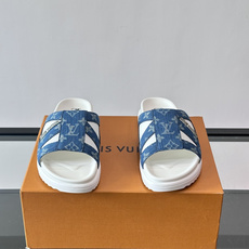 💙LV 拖鞋采用经典Monogram丹宁布+橡胶鞋底,简约又有辨识度✨。开放式鞋面设计,夏天穿超透气,轻 💙LV 拖鞋采用经典Monogram丹宁布+橡胶鞋底,简约又有辨识度✨。开放式鞋面设计,夏天穿超透气,轻