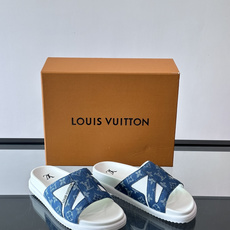 💙LV 拖鞋采用经典Monogram丹宁布+橡胶鞋底,简约又有辨识度✨。开放式鞋面设计,夏天穿超透气,轻 💙LV 拖鞋采用经典Monogram丹宁布+橡胶鞋底,简约又有辨识度✨。开放式鞋面设计,夏天穿超透气,轻