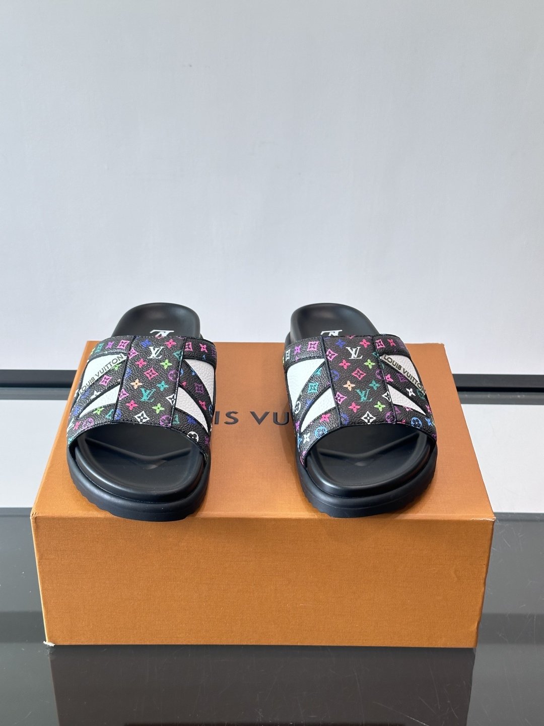💙LV 拖鞋采用经典Monogram丹宁布+橡胶鞋底,简约又有辨识度✨。开放式鞋面设计,夏天穿超透气,轻 💙LV 拖鞋采用经典Monogram丹宁布+橡胶鞋底,简约又有辨识度✨。开放式鞋面设计,夏天穿超透气,轻