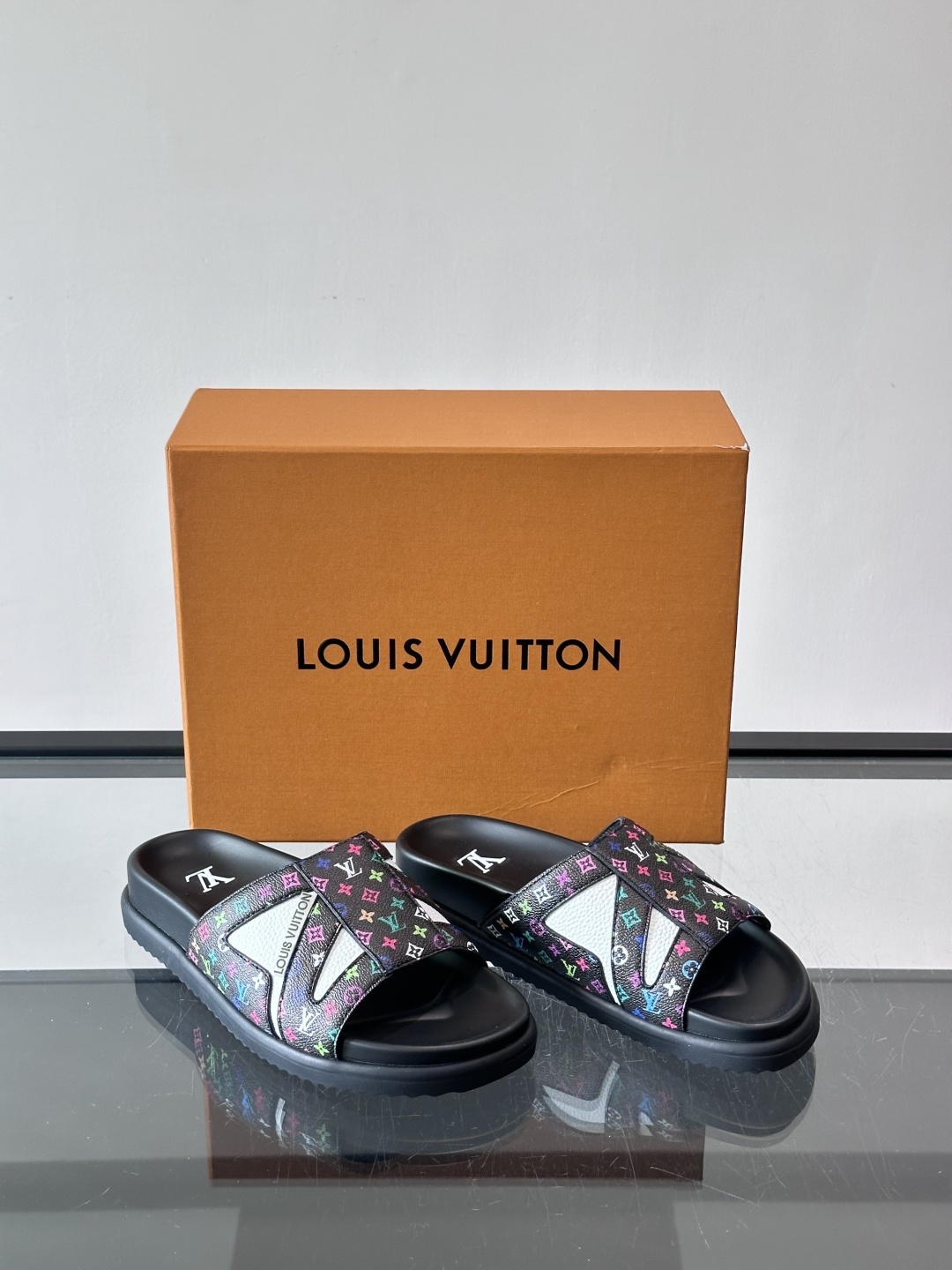 💙LV 拖鞋采用经典Monogram丹宁布+橡胶鞋底,简约又有辨识度✨。开放式鞋面设计,夏天穿超透气,轻 💙LV 拖鞋采用经典Monogram丹宁布+橡胶鞋底,简约又有辨识度✨。开放式鞋面设计,夏天穿超透气,轻