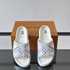 💙LV 拖鞋采用经典Monogram丹宁布+橡胶鞋底,简约又有辨识度✨。开放式鞋面设计,夏天穿超透气,轻 💙LV 拖鞋采用经典Monogram丹宁布+橡胶鞋底,简约又有辨识度✨。开放式鞋面设计,夏天穿超透气,轻