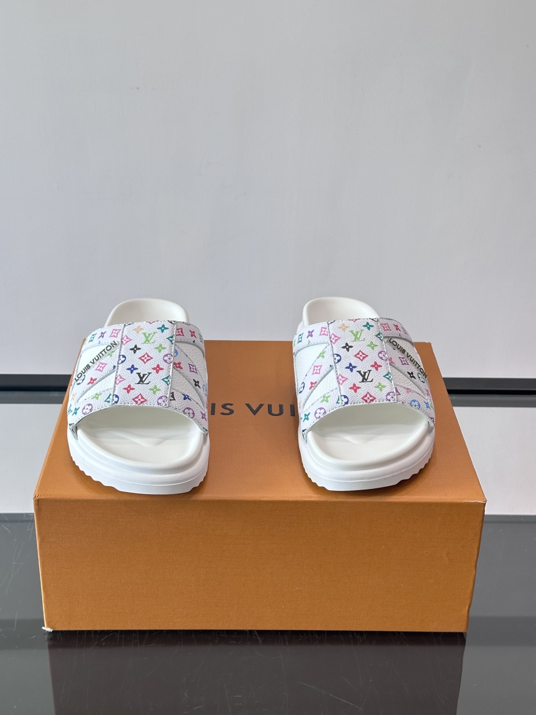 💙LV 拖鞋采用经典Monogram丹宁布+橡胶鞋底,简约又有辨识度✨。开放式鞋面设计,夏天穿超透气,轻 💙LV 拖鞋采用经典Monogram丹宁布+橡胶鞋底,简约又有辨识度✨。开放式鞋面设计,夏天穿超透气,轻