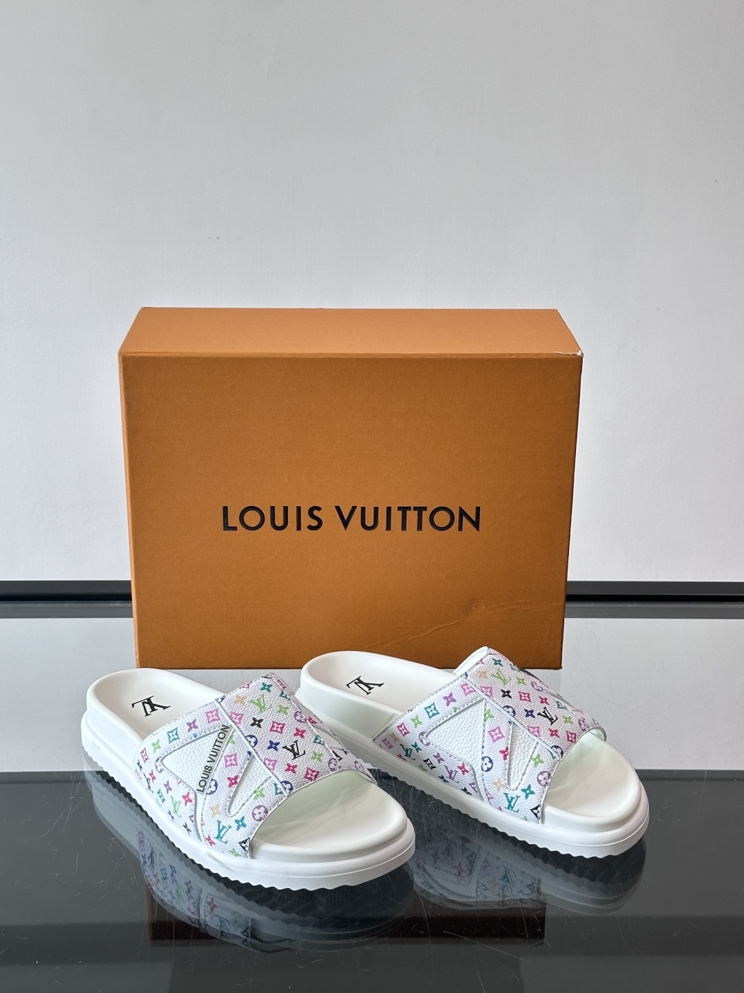 💙LV 拖鞋采用经典Monogram丹宁布+橡胶鞋底,简约又有辨识度✨。开放式鞋面设计,夏天穿超透气,轻 💙LV 拖鞋采用经典Monogram丹宁布+橡胶鞋底,简约又有辨识度✨。开放式鞋面设计,夏天穿超透气,轻