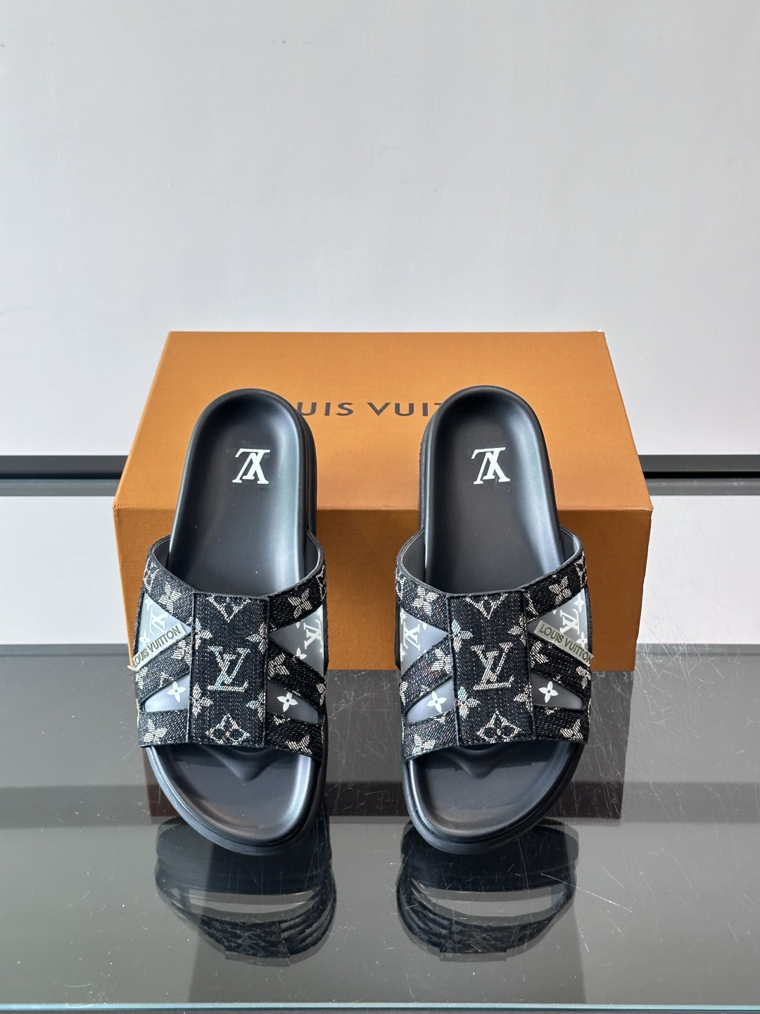💙LV 拖鞋采用经典Monogram丹宁布+橡胶鞋底,简约又有辨识度✨。开放式鞋面设计,夏天穿超透气,轻 💙LV 拖鞋采用经典Monogram丹宁布+橡胶鞋底,简约又有辨识度✨。开放式鞋面设计,夏天穿超透气,轻