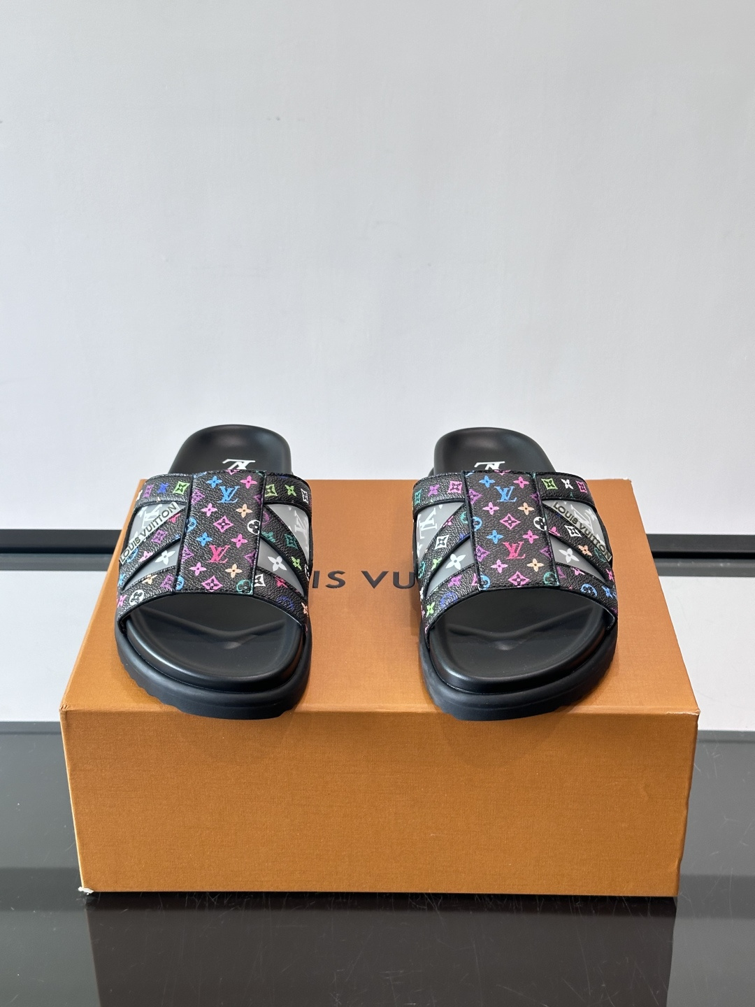 💙LV 拖鞋采用经典Monogram丹宁布+橡胶鞋底,简约又有辨识度✨。开放式鞋面设计,夏天穿超透气,轻 💙LV 拖鞋采用经典Monogram丹宁布+橡胶鞋底,简约又有辨识度✨。开放式鞋面设计,夏天穿超透气,轻