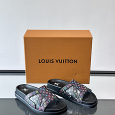 💙LV 拖鞋采用经典Monogram丹宁布+橡胶鞋底,简约又有辨识度✨。开放式鞋面设计,夏天穿超透气,轻 💙LV 拖鞋采用经典Monogram丹宁布+橡胶鞋底,简约又有辨识度✨。开放式鞋面设计,夏天穿超透气,轻