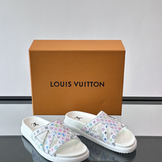 💙LV 拖鞋采用经典Monogram丹宁布+橡胶鞋底,简约又有辨识度✨。开放式鞋面设计,夏天穿超透气,轻 💙LV 拖鞋采用经典Monogram丹宁布+橡胶鞋底,简约又有辨识度✨。开放式鞋面设计,夏天穿超透气,轻