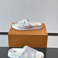 💙LV 拖鞋采用经典Monogram丹宁布+橡胶鞋底,简约又有辨识度✨。开放式鞋面设计,夏天穿超透气,轻 💙LV 拖鞋采用经典Monogram丹宁布+橡胶鞋底,简约又有辨识度✨。开放式鞋面设计,夏天穿超透气,轻