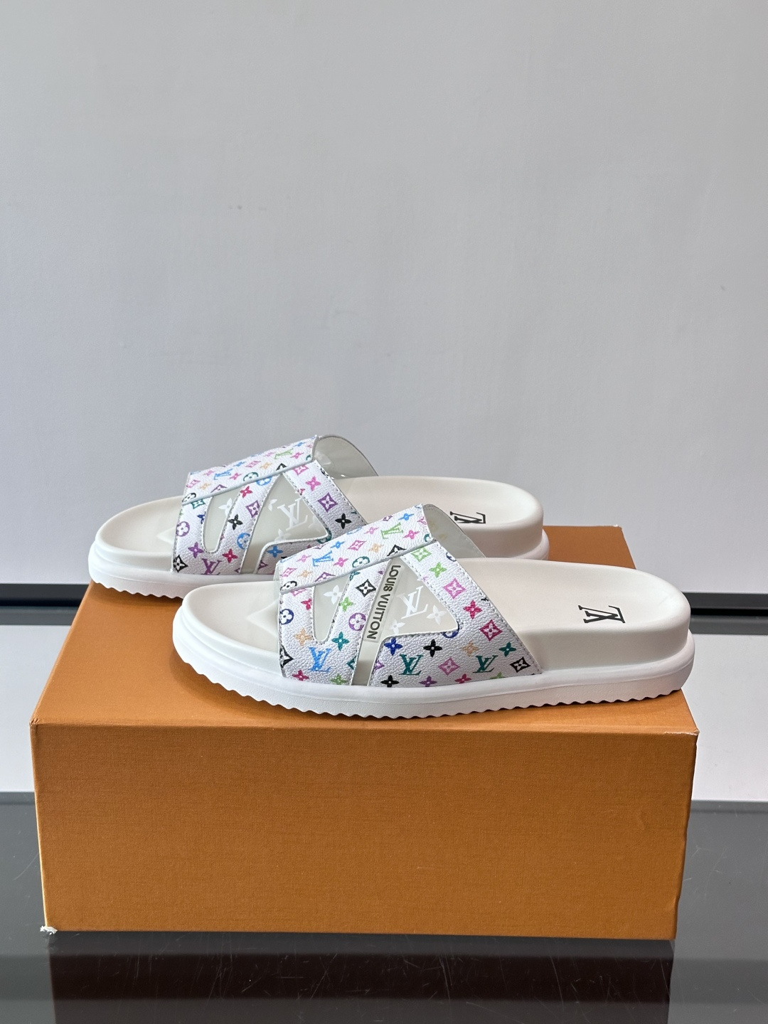 💙LV 拖鞋采用经典Monogram丹宁布+橡胶鞋底,简约又有辨识度✨。开放式鞋面设计,夏天穿超透气,轻 💙LV 拖鞋采用经典Monogram丹宁布+橡胶鞋底,简约又有辨识度✨。开放式鞋面设计,夏天穿超透气,轻