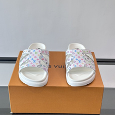 💙LV 拖鞋采用经典Monogram丹宁布+橡胶鞋底,简约又有辨识度✨。开放式鞋面设计,夏天穿超透气,轻 💙LV 拖鞋采用经典Monogram丹宁布+橡胶鞋底,简约又有辨识度✨。开放式鞋面设计,夏天穿超透气,轻
