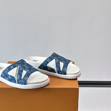 💙LV 拖鞋采用经典Monogram丹宁布+橡胶鞋底,简约又有辨识度✨。开放式鞋面设计,夏天穿超透气,轻 💙LV 拖鞋采用经典Monogram丹宁布+橡胶鞋底,简约又有辨识度✨。开放式鞋面设计,夏天穿超透气,轻