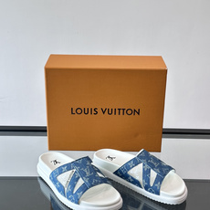 💙LV 拖鞋采用经典Monogram丹宁布+橡胶鞋底,简约又有辨识度✨。开放式鞋面设计,夏天穿超透气,轻 💙LV 拖鞋采用经典Monogram丹宁布+橡胶鞋底,简约又有辨识度✨。开放式鞋面设计,夏天穿超透气,轻