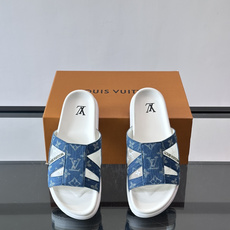 💙LV 拖鞋采用经典Monogram丹宁布+橡胶鞋底,简约又有辨识度✨。开放式鞋面设计,夏天穿超透气,轻 💙LV 拖鞋采用经典Monogram丹宁布+橡胶鞋底,简约又有辨识度✨。开放式鞋面设计,夏天穿超透气,轻