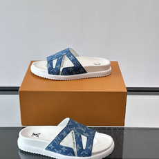 💙LV 拖鞋采用经典Monogram丹宁布+橡胶鞋底,简约又有辨识度✨。开放式鞋面设计,夏天穿超透气,轻 💙LV 拖鞋采用经典Monogram丹宁布+橡胶鞋底,简约又有辨识度✨。开放式鞋面设计,夏天穿超透气,轻
