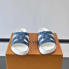 💙LV 拖鞋采用经典Monogram丹宁布+橡胶鞋底,简约又有辨识度✨。开放式鞋面设计,夏天穿超透气,轻 💙LV 拖鞋采用经典Monogram丹宁布+橡胶鞋底,简约又有辨识度✨。开放式鞋面设计,夏天穿超透气,轻