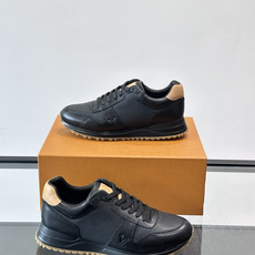 LV Run Away男士运动鞋,小牛皮面料。经Monogram图案,配色超百搭!橡胶鞋底抓地力强,穿着 LV Run Away男士运动鞋,小牛皮面料。经Monogram图案,配色超百搭!橡胶鞋底抓地力强,穿着