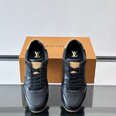 LV Run Away男士运动鞋,小牛皮面料。经Monogram图案,配色超百搭!橡胶鞋底抓地力强,穿着 LV Run Away男士运动鞋,小牛皮面料。经Monogram图案,配色超百搭!橡胶鞋底抓地力强,穿着