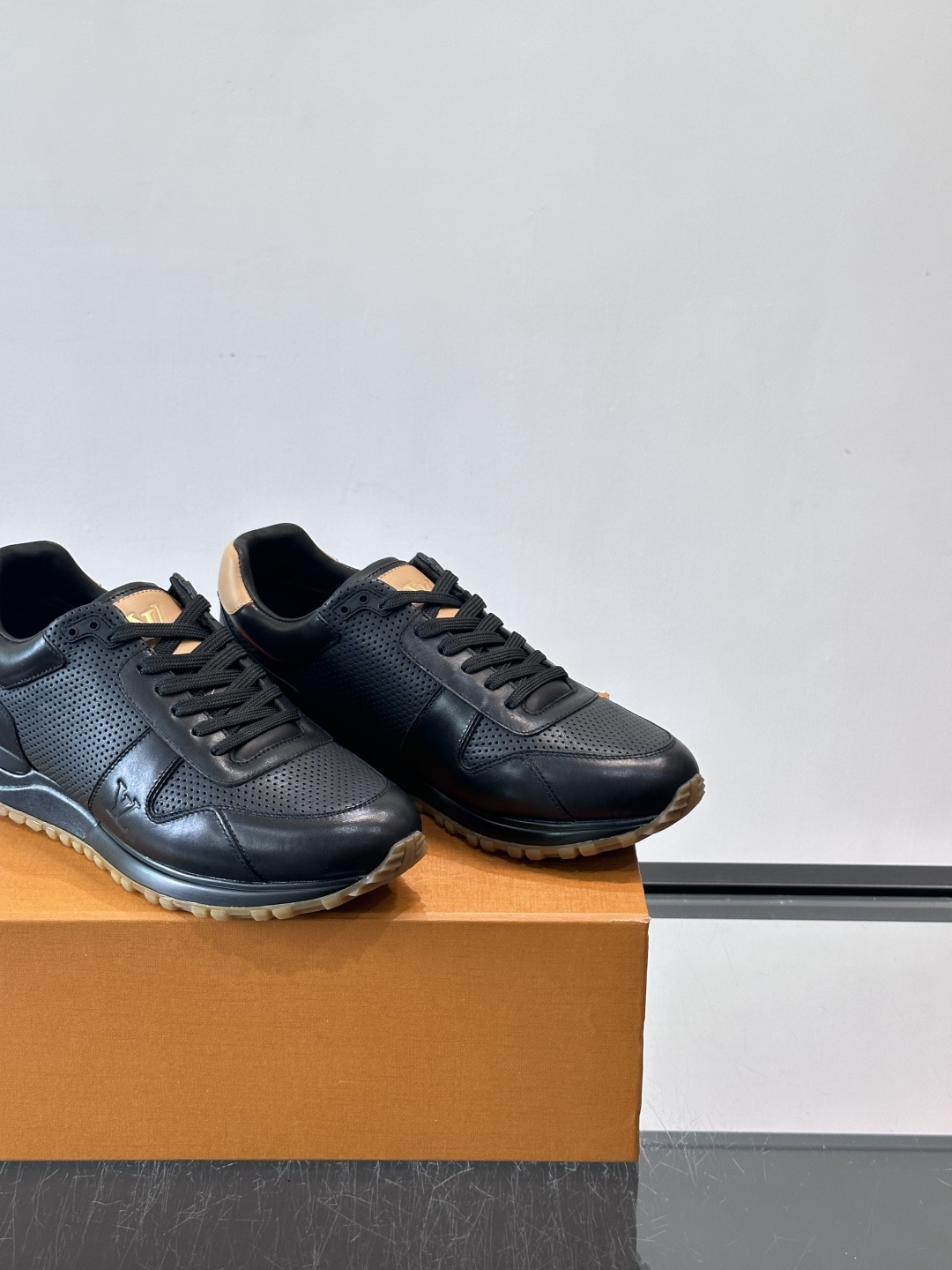 LV Run Away男士运动鞋,小牛皮面料。经Monogram图案,配色超百搭!橡胶鞋底抓地力强,穿着 LV Run Away男士运动鞋,小牛皮面料。经Monogram图案,配色超百搭!橡胶鞋底抓地力强,穿着