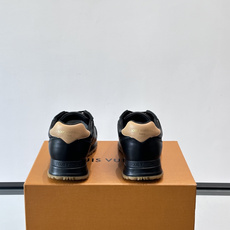 LV Run Away男士运动鞋,小牛皮面料。经Monogram图案,配色超百搭!橡胶鞋底抓地力强,穿着 LV Run Away男士运动鞋,小牛皮面料。经Monogram图案,配色超百搭!橡胶鞋底抓地力强,穿着