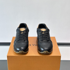 LV Run Away男士运动鞋,小牛皮面料。经Monogram图案,配色超百搭!橡胶鞋底抓地力强,穿着 LV Run Away男士运动鞋,小牛皮面料。经Monogram图案,配色超百搭!橡胶鞋底抓地力强,穿着