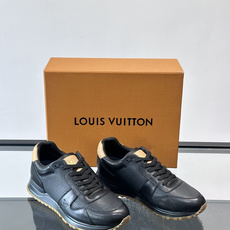 LV Run Away男士运动鞋,小牛皮面料。经Monogram图案,配色超百搭!橡胶鞋底抓地力强,穿着 LV Run Away男士运动鞋,小牛皮面料。经Monogram图案,配色超百搭!橡胶鞋底抓地力强,穿着