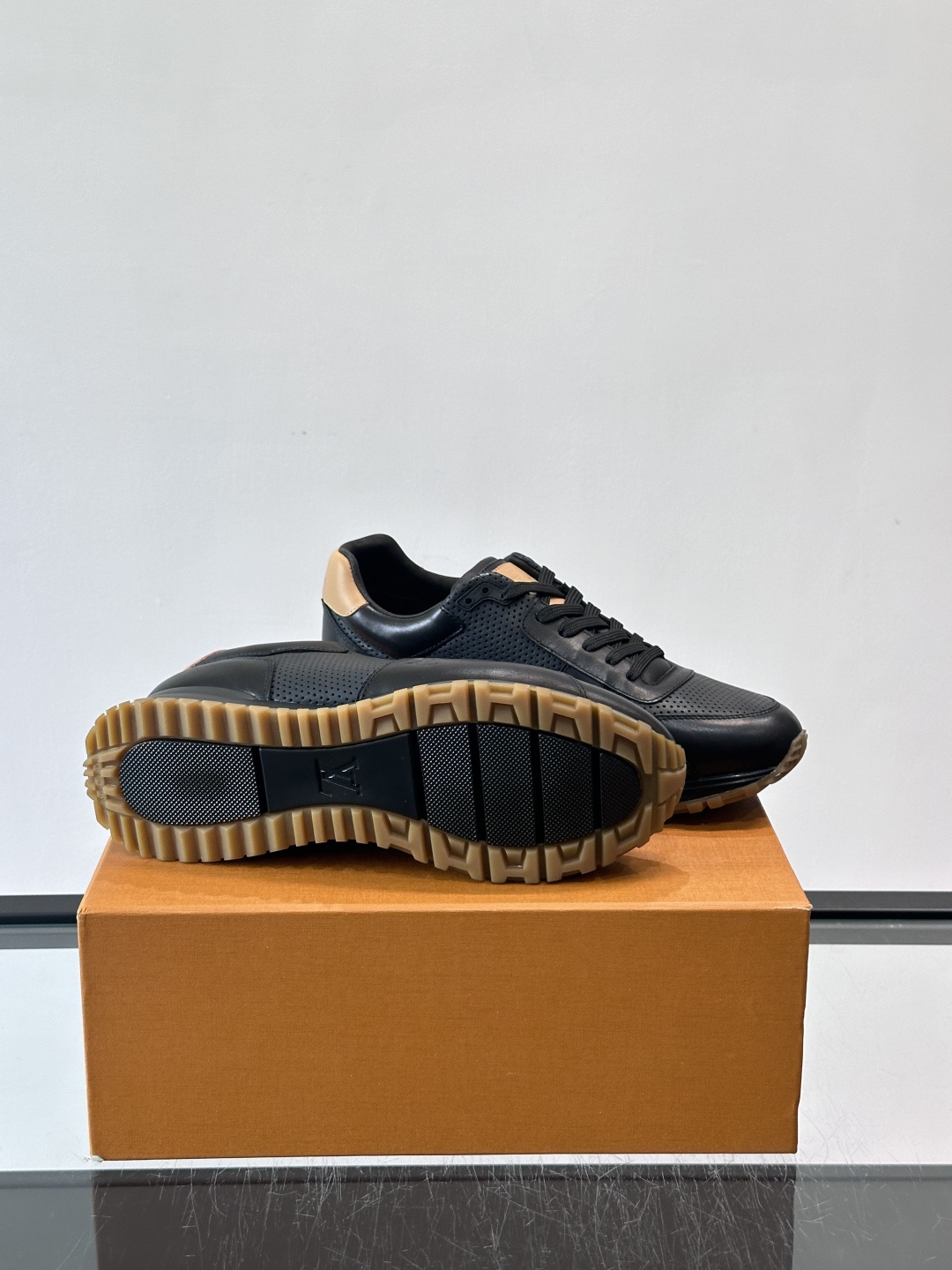 LV Run Away男士运动鞋,小牛皮面料。经Monogram图案,配色超百搭!橡胶鞋底抓地力强,穿着 LV Run Away男士运动鞋,小牛皮面料。经Monogram图案,配色超百搭!橡胶鞋底抓地力强,穿着