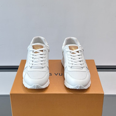 LV Run Away男士运动鞋,小牛皮面料。经Monogram图案,配色超百搭!橡胶鞋底抓地力强,穿着 LV Run Away男士运动鞋,小牛皮面料。经Monogram图案,配色超百搭!橡胶鞋底抓地力强,穿着