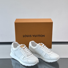 LV Run Away男士运动鞋,小牛皮面料。经Monogram图案,配色超百搭!橡胶鞋底抓地力强,穿着 LV Run Away男士运动鞋,小牛皮面料。经Monogram图案,配色超百搭!橡胶鞋底抓地力强,穿着