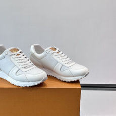 LV Run Away男士运动鞋,小牛皮面料。经Monogram图案,配色超百搭!橡胶鞋底抓地力强,穿着 LV Run Away男士运动鞋,小牛皮面料。经Monogram图案,配色超百搭!橡胶鞋底抓地力强,穿着