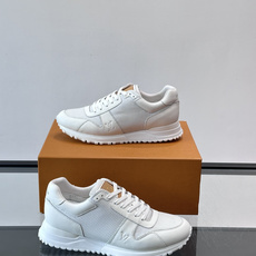 LV Run Away男士运动鞋,小牛皮面料。经Monogram图案,配色超百搭!橡胶鞋底抓地力强,穿着 LV Run Away男士运动鞋,小牛皮面料。经Monogram图案,配色超百搭!橡胶鞋底抓地力强,穿着