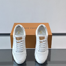 LV Run Away男士运动鞋,小牛皮面料。经Monogram图案,配色超百搭!橡胶鞋底抓地力强,穿着 LV Run Away男士运动鞋,小牛皮面料。经Monogram图案,配色超百搭!橡胶鞋底抓地力强,穿着