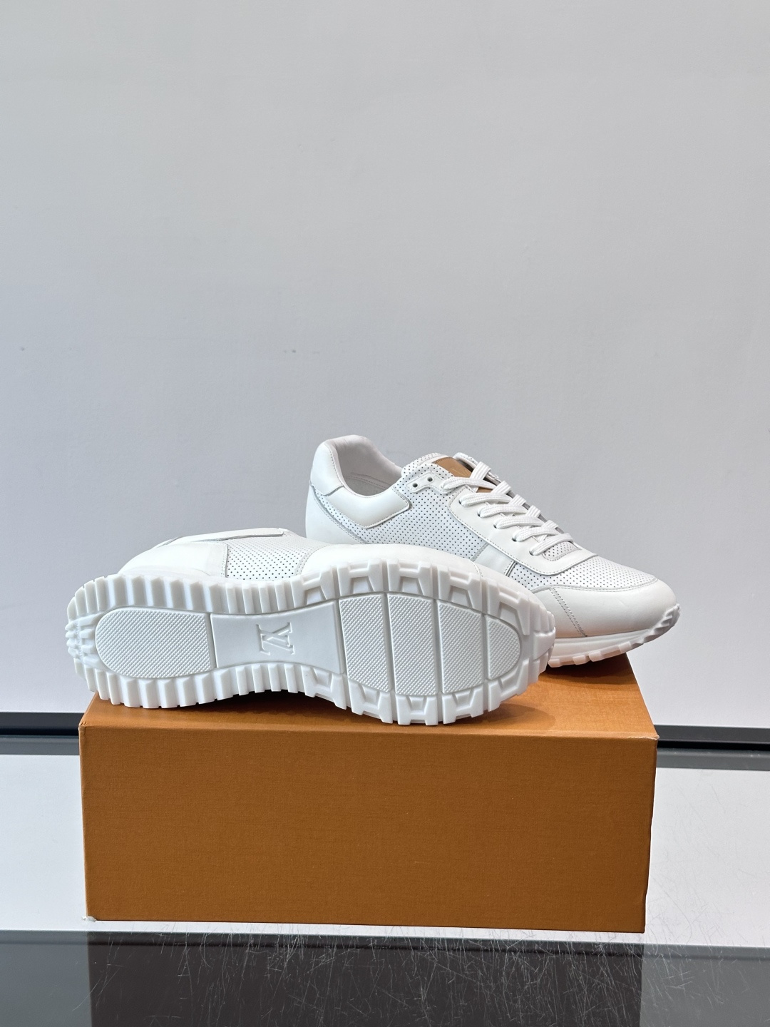 LV Run Away男士运动鞋,小牛皮面料。经Monogram图案,配色超百搭!橡胶鞋底抓地力强,穿着 LV Run Away男士运动鞋,小牛皮面料。经Monogram图案,配色超百搭!橡胶鞋底抓地力强,穿着