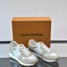 LV Run Away男士运动鞋,小牛皮面料。经Monogram图案,配色超百搭!橡胶鞋底抓地力强,穿着 LV Run Away男士运动鞋,小牛皮面料。经Monogram图案,配色超百搭!橡胶鞋底抓地力强,穿着