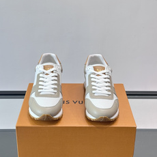 LV Run Away男士运动鞋,小牛皮面料。经Monogram图案,配色超百搭!橡胶鞋底抓地力强,穿着 LV Run Away男士运动鞋,小牛皮面料。经Monogram图案,配色超百搭!橡胶鞋底抓地力强,穿着