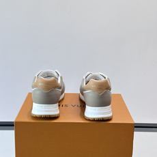 LV Run Away男士运动鞋,小牛皮面料。经Monogram图案,配色超百搭!橡胶鞋底抓地力强,穿着 LV Run Away男士运动鞋,小牛皮面料。经Monogram图案,配色超百搭!橡胶鞋底抓地力强,穿着