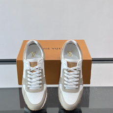 LV Run Away男士运动鞋,小牛皮面料。经Monogram图案,配色超百搭!橡胶鞋底抓地力强,穿着 LV Run Away男士运动鞋,小牛皮面料。经Monogram图案,配色超百搭!橡胶鞋底抓地力强,穿着