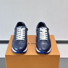 LV Run Away男士运动鞋,小牛皮面料。经Monogram图案,配色超百搭!橡胶鞋底抓地力强,穿着 LV Run Away男士运动鞋,小牛皮面料。经Monogram图案,配色超百搭!橡胶鞋底抓地力强,穿着