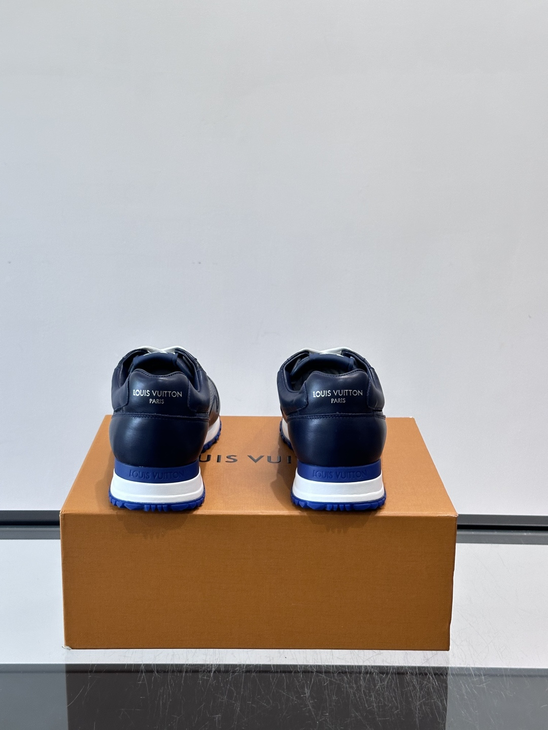 LV Run Away男士运动鞋,小牛皮面料。经Monogram图案,配色超百搭!橡胶鞋底抓地力强,穿着 LV Run Away男士运动鞋,小牛皮面料。经Monogram图案,配色超百搭!橡胶鞋底抓地力强,穿着