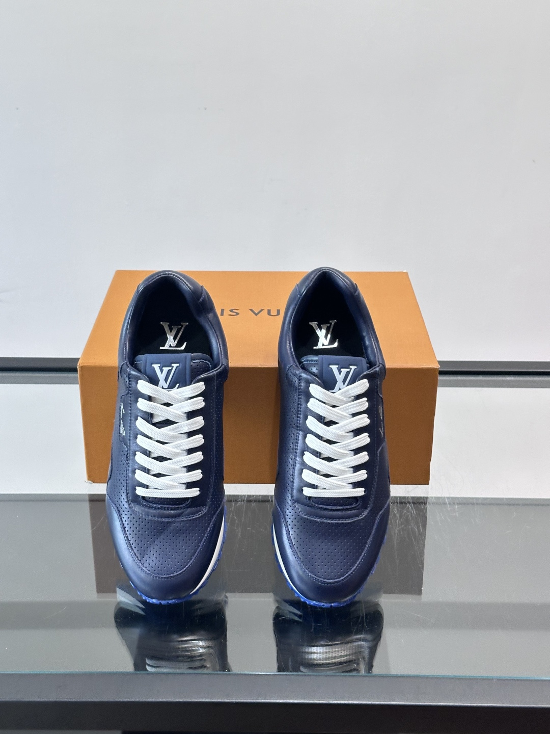 LV Run Away男士运动鞋,小牛皮面料。经Monogram图案,配色超百搭!橡胶鞋底抓地力强,穿着 LV Run Away男士运动鞋,小牛皮面料。经Monogram图案,配色超百搭!橡胶鞋底抓地力强,穿着