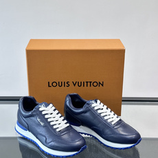 LV Run Away男士运动鞋,小牛皮面料。经Monogram图案,配色超百搭!橡胶鞋底抓地力强,穿着 LV Run Away男士运动鞋,小牛皮面料。经Monogram图案,配色超百搭!橡胶鞋底抓地力强,穿着
