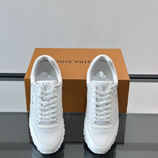 LV Run Away男士运动鞋,小牛皮面料。经Monogram图案,配色超百搭!橡胶鞋底抓地力强,穿着 LV Run Away男士运动鞋,小牛皮面料。经Monogram图案,配色超百搭!橡胶鞋底抓地力强,穿着