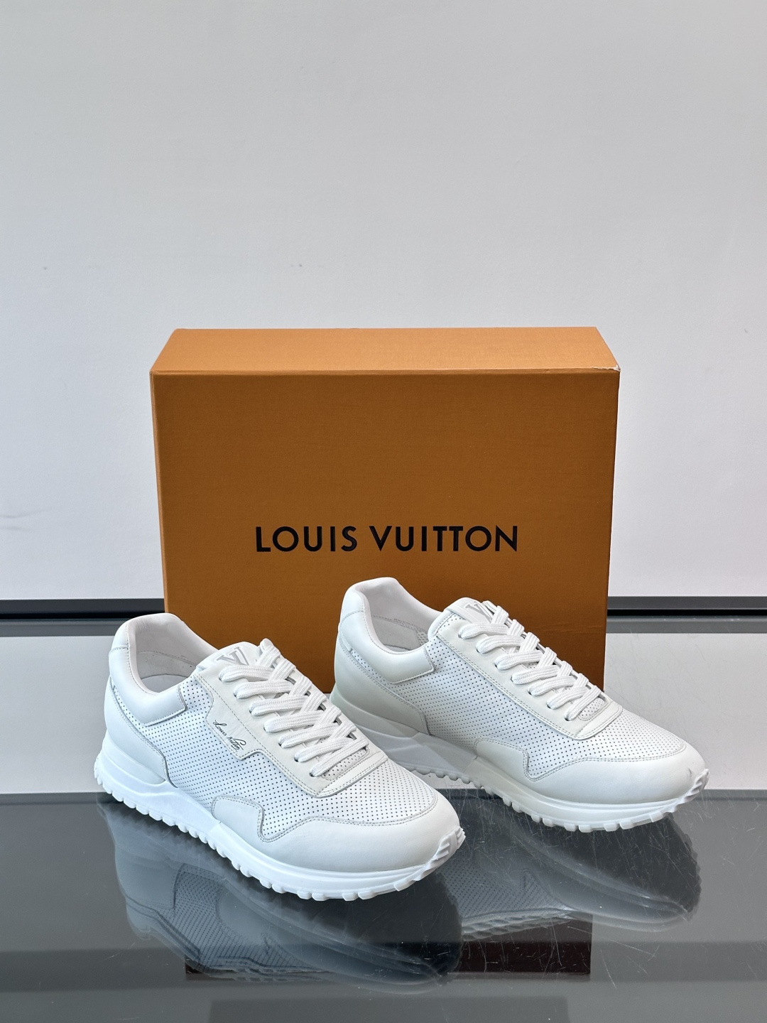 LV Run Away男士运动鞋,小牛皮面料。经Monogram图案,配色超百搭!橡胶鞋底抓地力强,穿着 LV Run Away男士运动鞋,小牛皮面料。经Monogram图案,配色超百搭!橡胶鞋底抓地力强,穿着