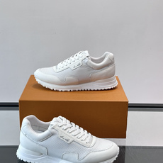 LV Run Away男士运动鞋,小牛皮面料。经Monogram图案,配色超百搭!橡胶鞋底抓地力强,穿着 LV Run Away男士运动鞋,小牛皮面料。经Monogram图案,配色超百搭!橡胶鞋底抓地力强,穿着