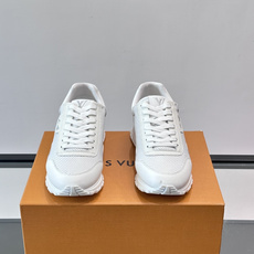 LV Run Away男士运动鞋,小牛皮面料。经Monogram图案,配色超百搭!橡胶鞋底抓地力强,穿着 LV Run Away男士运动鞋,小牛皮面料。经Monogram图案,配色超百搭!橡胶鞋底抓地力强,穿着