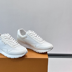 LV Run Away男士运动鞋,小牛皮面料。经Monogram图案,配色超百搭!橡胶鞋底抓地力强,穿着 LV Run Away男士运动鞋,小牛皮面料。经Monogram图案,配色超百搭!橡胶鞋底抓地力强,穿着
