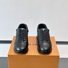 LV Run Away男士运动鞋,小牛皮面料。经Monogram图案,配色超百搭!橡胶鞋底抓地力强,穿着 LV Run Away男士运动鞋,小牛皮面料。经Monogram图案,配色超百搭!橡胶鞋底抓地力强,穿着